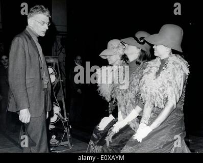 Scrittore Samuel Beckett parlando a un gruppo di donne in corrispondenza abbigliamento Foto Stock