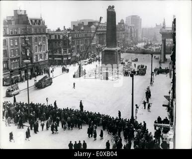 Mar 03, 1966 - Il pilastro di Nelson a Dublino soffiato: la famosa Nelson pilastro, nel centro O' Connell Street, Dublino, è stato demolito da circa a metà strada, in una esplosione che si è verificata a circa 1,30 ieri mattina. Fortunatamente nessun ferito . Il pilastro di Nelson, che aveva un'altezza complessiva di 134 piedi - è stata eretta nel 1808-9, ad un costo off &pound;7000. Mostra fotografica di vista generale in O'Connell Street, Dublin - mostra il danneggiato Nelon pilastro di ieri. Foto Stock