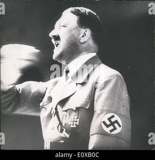 Mar 03, 1966 - Hitler parlando a Nurnberg party rally. Foto Stock