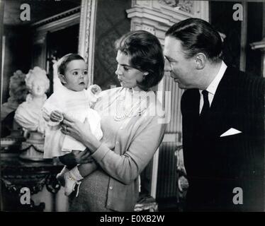 Gen 01, 1966 - svedese principesse e i loro mariti e figli festeggiare il nuovo anno con il re Gustav Adolf: vi è stata una riunione di famiglia in famiglia reale svedese quando la principessa Sibylla, insieme con le sue figlie, i loro mariti e figli sono stati ospiti del re Gustav Adolf presso il Palazzo di Drottningholm, fuori Stoccolma, per celebrare il nuovo anno. La foto mostra foto della famiglia svedese partito reunion sono il Sig. Giovanni Ambler con sua moglie la principessa Margaretha, e la loro bambina Sybilla. Foto Stock