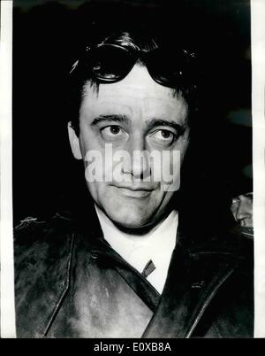 Mar 03, 1966 - l'altro uomo da U.N.C.L.E arriva: attore Robert Vaughn che interpreta la parte di Napoleone solo nella serie TV - l'uomo da U.N.C.L.E è stato dato un grande benvenuto dai tifosi quando è arrivato all'Aeroporto di Londra la scorsa notte.Keystone Mostra fotografica di:- Robert Vaughn (Napoleone Solo), raffigurato all aeroporto di Londra dopo il suo arrivo la scorsa notte. Foto Stock