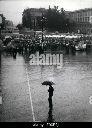 Mar 03, 1966 - comunisti italiani fasi raduni in Piazza del Popolo (Piazza del Popolo) oggi oltre il Vietnam. Quasi 7 mila persone si sono riunite in piazza per la sua sinistra oratori borato l'aggressione americana in Vietnam; Il Partito comunista italiano aveva messo in scena ampia pubblicità per giorni, Essi predissero che decine di migliaia di persone avrebbe partecipato al rally di tutta Italia. La pioggia è cessata e luminose sushine riscaldata Roma poche ore dopo i raduni sono stati oltre. La foto mostra il vedere dissenzienti. Foto Stock