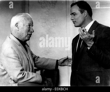 Attore Marlon Brando a parlare con il direttore di Charlie Chaplin Foto Stock