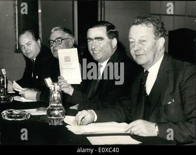 Febbraio 02, 1966 - Conferenza stampa sul Libro bianco sulla difesa: si è tenuta una conferenza stampa presso il Ministero della difesa di questa mattina - quando il sig. Denis Healey, il Ministro della difesa ha discusso il Libro bianco della difesa, che esce oggi. La foto mostra foto della conferenza stampa di oggi sono (L a R): il Ministro della difesa esercito: il sig. Jerry Reynolds; il ministro della Difesa, R.A.F. Signore Shackleton, il sig. Denis Healey, il Ministro della difesa e il ministro della Marina, il sig. Mallalieu. Foto Stock