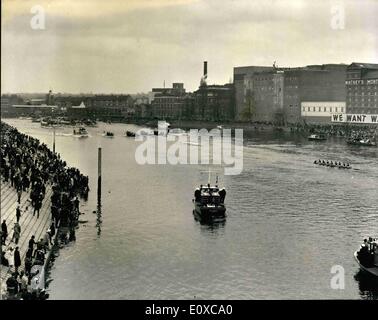 Mar 26, 1966 - 26-3-66 Oxford win boat race. Oxford ha vinto la barca la gara di questo pomeriggio quando hanno battuto Cambridge da 3&frac34; lunghezze. La foto mostra: Oxford equipaggio al traguardo della regata con il Cambridge 3&frac34; lunghezze dietro. Foto Stock