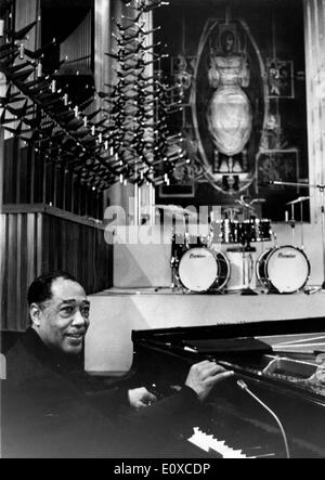 Musicista jazz Duke Ellington durante prove in Coventry Cathedral Foto Stock