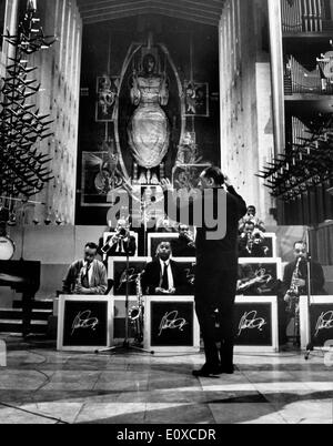 Musicista jazz Duke Ellington durante prove in Coventry Cathedral Foto Stock