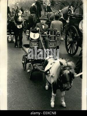 Apr. 04, 1966 - Cart-Horses e stadio Van-Horses joint show di Regent's Park.: Le sfilate di carrello-cavalli e van-cavalli hanno amalgamato e oggi hanno messo in scena una mostra congiunta al cerchio interno a Londra il Regent's Park. In precedenza il carrello-cavallo aveva esposto su Whit-Monday. La foto mostra solo 28 pollici alto 'Scomodo'' è orgogliosamente azionato in parata da 4-sì-vecchio Gary castoro, di Barnes. Foto Stock