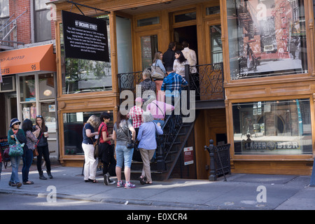 Linea di visitatori fino a immettere la Tenement Museum nel quartiere di Lower East Side di New York Foto Stock