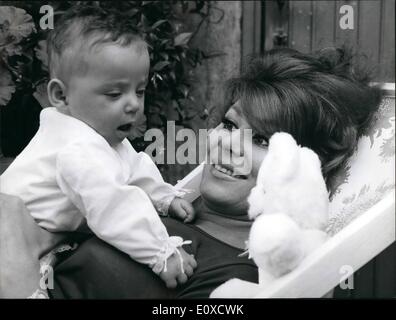 Giugno 06, 1966 - Irina Demick e figlia Marie Emmanuelle 4 mesi Foto Stock