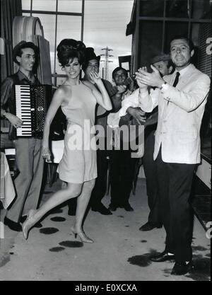 Giugno 06, 1966 - una pressa party party per Marcelle Mastroianni? Raquel Welch e Eduardo De Filippo, si è svolta sul set del film ''Shoot forte, più forte... Non capisco'', a Cinecitta studi. Questo è il terzo film italiano per la stella americana Raquel Welch. Po = ''tarantella'' per Raquel Welch accompagnata da Marcello Mastroianni. Foto Stock