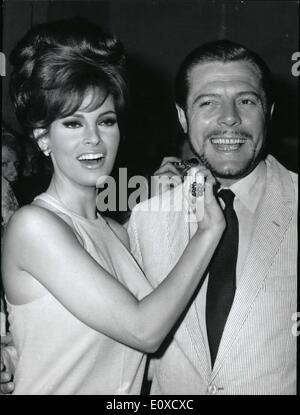 Giugno 06, 1966 - una pressa party party per Marcello Mastroianni? Raquel Welch e Eduardo De Filippo, era tenere su la a del film ''Shoot forte, più forte....non capisco' in corrispondenza della Cincitta studi. Questo è il terzo film italiano per la stella americana Raquel Welch. La foto mostra Raquel Welchj si strappa l'orso di Mastroianni. Foto Stock