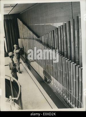 Apr. 25, 1966 - organo a canne fatti di bambù: nel mondo il primo tubo di bambù organ apparsi di recente presso Sony edificio a Sukiya-bashi, Tokyo.Le tubazioni principali tra 980 tubi dell'organo sono fatti di bambù eccellente sellected da tutte le parti del Giappone per produrre il tono più miti di tubo metallico organi,. Nihen Gakki Co ha trascorso un anno e mezzo e di 40 milioni di yen per renderlo. Foto Stock