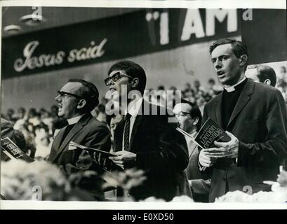 Giugno 06, 1966 - Pop Star Cliff Richard canta per Billy Graham in gioventù crociata Notte Pop star Cliff Richard si alzò in piedi prima di 25.000 persone e la notte scorsa ha dichiarato ''Io sono orgogliosa di dire a tutti qui che io sono cristiano". Quindi, nervosamente che impugnano un microfono, ha cantato una religiosa canzone pop ''Non è un segreto che la'', quando ebbe finito di lui uniti in preghiera con l'enorme ''Gioventù notte'' pubblico frequentando Billy Graham la crociata a Earls Court a Londra. migliaia di adolescenti che non erano in grado di entrare nella hall, ma Cliff non li dimentica. uscì fuori e parlò loro Foto Stock