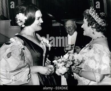 Giugno 06, 1966 - Regina madre parla di Joan Sutherland dopo spettacolo gala.: Queen Elizabeth i Queen a madre parlando di Australian prima donna Joan Sutherland nella Buvette presso la Royal Opera House Covent Garden di Londra la scorsa notte, dopo aver frequentato il gala performance di Denizetti ''Dfiglia del reggimento'', che era in aiuto della Royal Opera House Benevelant fondo. Joan Sutherland aveva cantato la parte di Marie, il suo primo ruolo di commedia in opera. Foto Stock