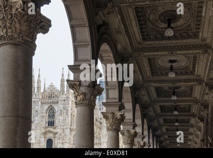 Il Duomo di Milano come visto attraverso gli archi di Piazza del Duomo, Milano, Italia Foto Stock