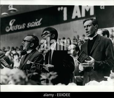 Giugno 06, 1966 - PER STAR Cliff Richard canta per Billy Graham all ''Gioventù notte" crociata. La pop star Cliff Richard si alzò in piedi prima di 25.000 persone e la notte scorsa ha dichiarato ''Io sono orgogliosa di dire a tutti qui che io sono un cristiano". Quindi, nervosamente che impugnano un microfono, ha cantato una religiosa pop canzone ''Non è un segreto che la''. Quando ebbe finito di lui uniti in preghiera con l'enorme ''Gioventù notte'' pubblico frequentando Billy Graham la crociata a Earls Court a Londra. Migliaia di adolescenti che non erano in grado di entrare nella hall, ma CLIFF non li dimentica, uscì fuori e parlò loro Foto Stock