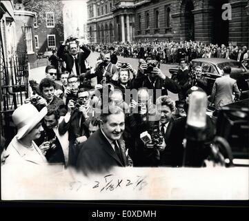 05 maggio 1966 - Il Sig. Callaghan lascia per la casa: La foto mostra il sig. James Callaghan, il Cancelliere dello scacchiere - con sua moglie, lasciando n. 11 Downing Street questo pomeriggio per la casa, per presentare il proprio bilancio. Foto Stock