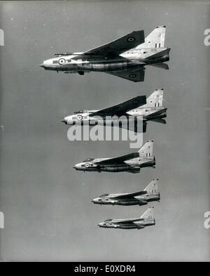 05 maggio 1966 - Il nuovo fulmine In R.A.F. Servizio mostra fotografica: un volo del marchio più recente di ''Lightning'' - La FMK 6 - che sono attualmente in servizio con la Royal Air Force Fighter Command, formando le apparecchiature di n. 5 squadrone a Binbrook, Lincolnshire. Questa versione ha un 600-gallone ventrale di serbatoio carburante e una variante di forma di ala. Esso trasporta Firestreak o Parte superiore rossa missili aria-aria e può essere rifornito in volo. Foto Stock