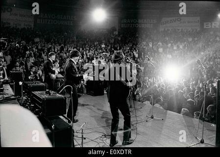 I Beatles in esecuzione al loro primo concerto per 'Circus Krone Bau' Foto Stock