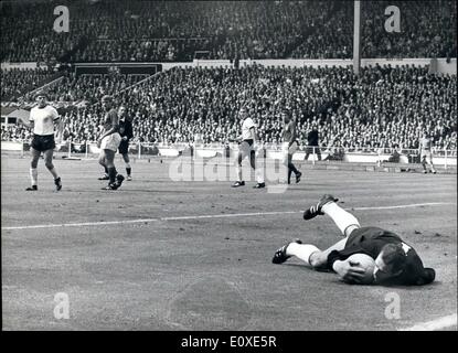 Lug. 07, 1966 - Coppa del Mondo di calcio tra Inghilterra e Germania Ovest finale di Coppa del Mondo a Wembley.: mostra fotografica di kowski, West portiere tedesco, salva un colpo da Inghilterra del Bobby Charlton durante la finale di coppa del mondo a Wembley oggi. Foto Stock