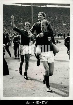 07 lug. 1966 - Coppa del mondo di calcio (WC) skilift libero: Little Alan Ball of England, che si è imbattuto nel Wembley Ground questo pomeriggio (sabato) giocando una grande partita per il suo paese, riceve un passaggio libero intorno allo stadio dal compagno di squadra Jackie Charlton durante le scene dopo la partita. Oggi, quando l'Inghilterra ha sconfitto la Germania Ovest  nella finale della Coppa del mondo. Segue Roger Hunt. Foto Stock