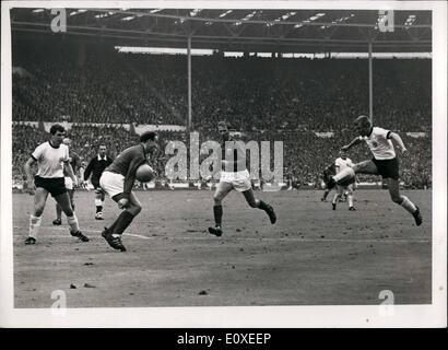 Lug. 07, 1966 - Coppa del Mondo di calcio WC752 Cohen smette di detenuti Shot: Inghilterra del George Cohen fermare questo duro colpo da Germania Ovest svolge (camicia bianca a sinistra) con il suo torace durante un raid dai tedeschi in questo pomeriggio di finale di Coppa del Mondo ha giocato a Wembely Stadium nel centro è Jackie Charloton mantenendo una stretta sorveglianza sulla sfera. Il 100.000 tifosi allo stadio visto Inghilterra vincere le è venuto -2 in un emozionante. Foto Stock