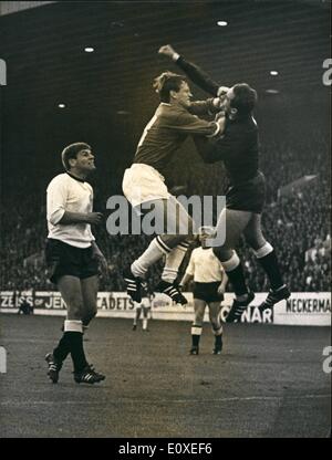 Lug. 07, 1966 - World Cup 1966. Germania ovest vs. La Svizzera. Mostra fotografica di Fritz Kuenzli della Svizzera, stabilisce in Germania ovest il portiere Tilkowski durante un attacco contro la Germania occidentale, obiettivo durante la Coppa del Mondo di calcio tra la Germania occidentale e Svizzera a Hillsborough, Sheffield la scorsa notte (12 luglio). Sulla sinistra è Wolfgang Weber della Germania ovest. Foto Stock