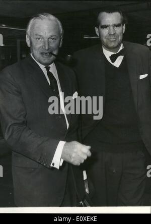 Agosto 08, 1966 - Funzionari ritorno dopo interruzione colloqui: Gran Bretagna da due uomini squadra di funzionari, il sig. Duncan Watson e Mr.Oliver Wright, arrivati all'Aeroporto di Londra oggi da Salisbury, dopo la Gran Bretagna, aveva interrotto il colloqui con Ian Smith ribelli Rhodesia regime ieri.La foto mostra il sig. Duncan Watson (sinistra) e il sig. Oliver Wright, al loro arrivo in aeroporto di Londra oggi. Foto Stock