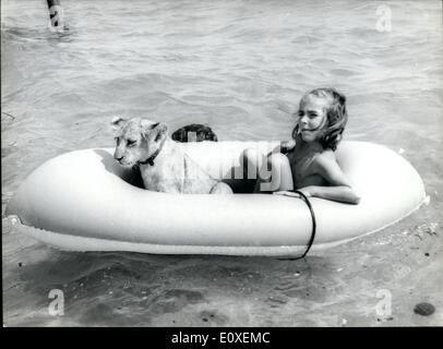 Agosto 08, 1966 - Il suo pal: sei-anno-vecchio Annie che è holdaying con i suoi genitori a Saint-Tropez, Francese Rivera, ha una grande pal: 'Sammy'', un Lion cub che fu acquistato da suo padre dallo zoo di Marsiglia. Mostra fotografica. Annie nella foto con 'Sammy'' in una barca di gomma a Saint Tropez. Foto Stock