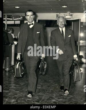 Agosto 08, 1966 - Funzionari ritorno dopo colloqui Break-Off: Gran Bretagna il due-uomo squadra dei funzionari, il sig. Duncan Watson e il sig. Oliver Wright, arrivati all'Aeroporto di Londra oggi da Salisbury, dopo la Gran Bretagna aveva interrotto il colloqui con Ian Smith ribelli regime rhodesiano ieri. La foto mostra il sig. Oliver Wright (sinistra), e il sig. Duncan Watson, arrivando all'Aeroporto di Londra oggi. Foto Stock