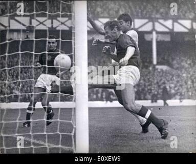 Lug. 16, 1966 - Coppa del Mondo di calcio: Ungheria battere il Brasile 3-1. La foto mostra un obiettivo Ungheria perse. E Szpesiszedunka Sipos di Ungheria, sia impossibile collegare questa croce in ultima notte di Coppa del Mondo (gruppo 3) match giocato al Goodison Park di Liverpool. Il brasiliano della stella è Alcindo. Il Mersey side i tifosi di calcio ha visto un classico gioco di calcio d'attacco da entrambi i lati e il risultato è stata una vittoria 3-1 per l'Ungheria. Foto Stock