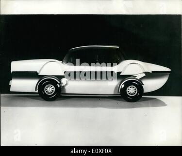 08 agosto 1966 - un'automobile per la navigazione lungo il fiume: Gli inglesi presto avranno un'automobile anfibia capace di 30 m.p.h. un'acqua e 75 m.p.h. su terra. È mezzo automobile, mezzo barca ed è stato inventato da Charles Vinten, 57, di Whetstone, Middlesex, e un team di ingegneri britannici. Questo progetto chiamato l'Hydrocar, ha un corpo di vetro di fibra con un telaio metallico stampato in esso. E dovrebbe essere in produzione in due anni e costerà circa 3,000. L'Hydrocar ha molti vantaggi rispetto alle auto anfibie esistenti. Lo scafo, getta l'acqua verso l'interno per creare un cuscino e le ruote si ritraggono Foto Stock