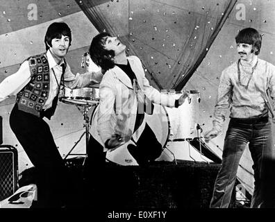 I Beatles sul palco durante una performance Foto Stock