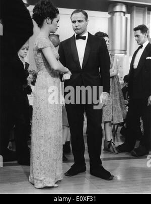 Agosto 18, 1966 - Londra, Inghilterra, Regno Unito - Attore Marlon Brando in una scena del film "La contessa di Hong Kong,' con ballerina GERALDINE CHAPLIN, figlia del direttore, Charlie Chaplin, al Pinewood Studios. Foto Stock