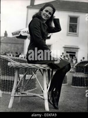 Agosto 31, 1966 - anello Crooner Crosby arriva In Cumoelannd per fare un film sulla pesca per TV americana: Crooner Bing Crosby è arrivato nella cittadina lacustre di Cookermouth, Cumberland, per effettuare una pesca al salmone per film su American Broadcasting Company. Egli era accompagnato bu la moglie ex attrice Kathy Grant. La foto mostra la signora Bing Crosby (ex attrice Kathy Grant) è vista rilassante nei giardini del Trout Hotel in Cookermouth. Foto Stock