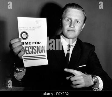 Winston Churchill tenendo la carta di elezione per la House of Commons Foto Stock