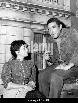 Anthony Quinn e Rada Popvic nel film "25 Hour' Foto Stock