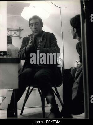 Sett. 07, 1966 - Anthony Quinn stelle nel nuovo film Anthony Quinn stelle nel nuovo film ''venticinquesima ora'' ora fatto a Parigi. O.P.S.Anthony Quinn preparando una scena davanti a uno specchio nel suo camerino. Foto Stock