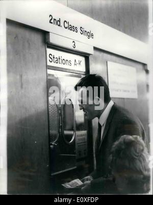 Agosto 08, 1966 - Brian Londra va a casa a Blackpool; Mostra fotografica Heavyweight Brian London, raffigurato sulla stazione di Huston ieri, acquisto di biglietti per Blackpool, dopo perdendo al World Heavyweight Champion, Muhammad Ali (Cassio argilla), nella notte di sabato. Foto Stock