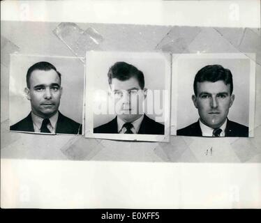 Agosto 08, 1966 - tre poliziotti hanno sparato giù in una strada di Londra. A Londra ieri pomeriggio tre poliziotti di Londra sono stati girati giù per la strada. La tripla le riprese si sono svolte in Braybrook Street Shepord's Bush, che facce Assenzio Frega la prigione. I tre CID ufficiali sono a caccia di una macchina a un Standard blu Vanguard giù Braybrook Street quando colpi di fucile è risuonato e tre poliziotti morti laici. Due sono stati girati in testa e l'altra nella parte posteriore Foto Stock