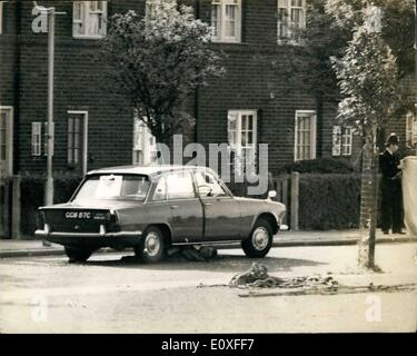 Agosto 08, 1966 - Tre poliziotti hanno sparato giù in una strada di Londra: a Londra ieri pomeriggio tre poliziotti di Londra sono stati girati giù per la strada. La tripla le riprese si sono svolte in Braybrock Street Shepperd's Bush, che facce Assenzio Frega la prigione. I tre CID ufficiali sono a caccia di un gatto un Standard blu Vanguard giù Barybrock Street quando colpi di fucile è risuonato e tre poliziotti morti laici. Due sono stati girati in testa e l'altra nella parte posteriore Foto Stock