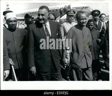 Sett. 09, 1966 - presidente Nasser in visita di stato in Tanzania.: presidente Nasser è stato accolto dal Presidente Nyrere della Tanzania, quando è arrivato a Dar es Salaam Airport su un periodo di cinque giorni di visita di Stato in Tanzania. Presidente Nasser affiancato dal presidente Nyerere e Tanzania;s primo vicepresidente, Shoikh Aboid Karuno all'aeroporto. Sulla destra è la Tanzania il secondo vicepresidente , il sig. Kawawa. Foto Stock