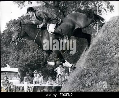 Sett. 09, 1966 - British Jumping Derby. Il classic Show Jumping Derby si è tenuto ieri a Hickstead, Sussex. Essa è stata vinta da David Broome, su ''Msorella Softee'' solo con il sesto round chiaro dato che il concorso è stato avviato con sei anni fa. Mostra fotografica di:- David Broome sul suo cavallo di altri ''Wildfire'' prende il Derby parete - a Hickstead. Ha vinto su ''Msorella Softee' Foto Stock