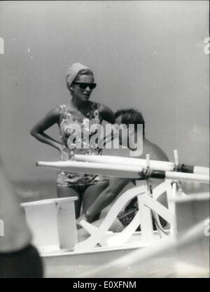 Agosto 08, 1966 - Il Principe Alberto di Belgio e la principessa Paola e loro sone Philippe e Astrid trascorrono il loro tempo di vacanza Foto Stock