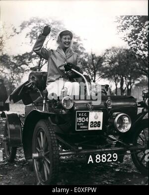 Nov. 11, 1966 - La R.A.C.'s veterano eseguire auto da Londra a Brighton: vi è stata una completa entrata di 250 automobili - e 16 riserve - per questo anno la Royal Automobile Club Veteran car eseguito da Londra a Brighton. Dei 250 auto prendendo parte al 53 miglia di viaggio, che è iniziato da Hyde P[arca, 27 sono state pre-1900. Mostra fotografica di attrice cinematografica Dina Sheridan che ha recitato nel film ''Genevieve'' ha preso parte in esecuzione per la prima volta quando ella trevelled in un 1904 Oldsmobile, immesso dal sig. G.E. Mawer, Presidente del veterano Cap Club. Foto Stock