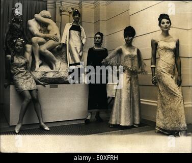 Nov. 11, 1966 - Prima sfilata di moda alla Tate Gallery: Per la prima volta una sfilata di moda è stato presentato alla Tate Gallery, la notte scorsa. Per gentile concessione della Fondazione e in collaborazione con gli amici della Tate Gallery, limitata ha evidenziato una raccolta di facile manutenzione abbigliamento primavera 1967 nelle loro fibre, Bri-Nylon, Terylene e Crimplene. La foto mostra un gruppo di ragazze abiti modello intorno alla famosa scultura di Rodin ''Il Bacio'' alla Tate Gallery la scorsa notte. Foto Stock