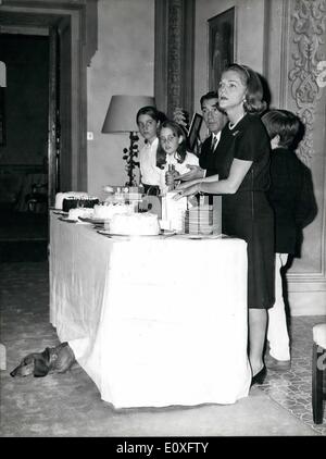 Nov. 11, 1966 - Roma, Novembre 1966 = crostate e diplomazia: Sig.ra Lillian Larke Tootle Reinhardt, moglie dell'ambasciatore statunitense a Roma, dimostrato oggi il modo di fare rapidamente una  usando gli ingredienti contenuti nel "piccola casella ''cake mix''. Nella scatola sono anche gli ingredienti per decorare la crostata. La sig.ra Reinhardt parteciperà al xibition ''Oggi di Natale" a beneficio per la Croce Rossa Italiana. Mostra immagine: la sig.ra Lillian Larke Tootle Reinhardt durante la sua dimostrazione ha collaborato dai suoi figli auras, Henrny e Kathy e l'attore Pietro de Vico. Il suo cane ''Pinus'' è imparare la lezione. Foto Stock