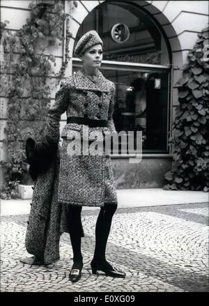 Sett. 09, 1966 - una sfilata di moda è attualmente in corso in Germania. Dopo Parigi Haute Couture ha mostrato la direzione per la prossima stagione, Tedesco fashionistas stanno mostrando le loro collezioni per l'autunno/inverno del 1966/1967. Questo mockup è chiamato ''l'Fanny'' ed è da Adlmue Foto Stock
