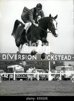 Sett. 09, 1966 - British Jumping Derby: il classico Snow jumping Derby si è tenuto ieri a Hickstead, Sussex. Essa è stata vinta da David Eroome, su Mister Softes solo con il sesto round chiaro dato che il concorso è stato avviato con sei anni fa. Mostra fotografica. David Broome un ''Msorella Softes'' durante il Jumping Derby a Hickstead, Sussex, ieri. Foto Stock